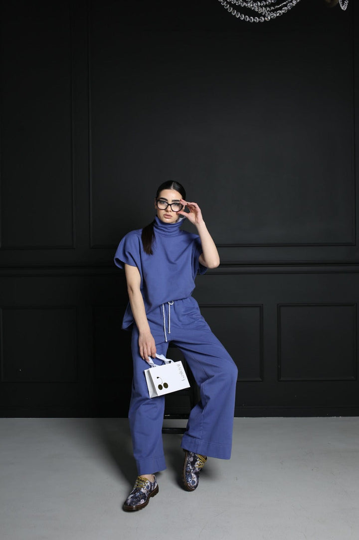 Casual High-Zip-Neck Outfit