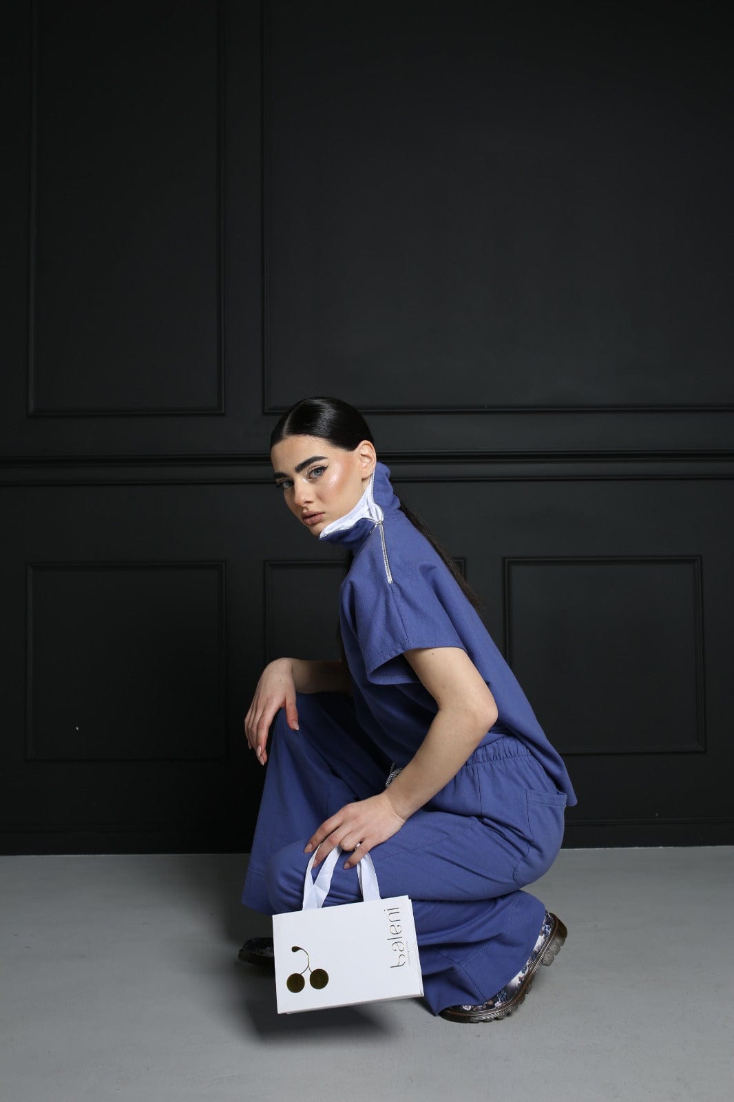 Casual High-Zip-Neck Outfit