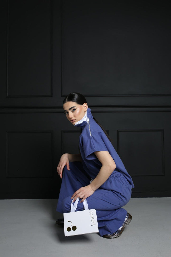 Casual High-Zip-Neck Outfit