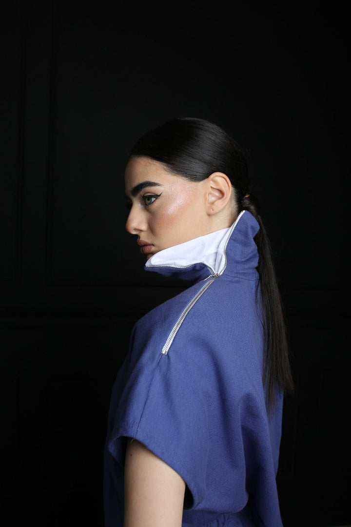 Casual High-Zip-Neck Outfit