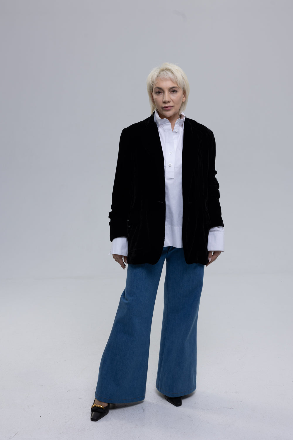 Black silk velvet blazer with loose fit and structured shoulders - Baleni