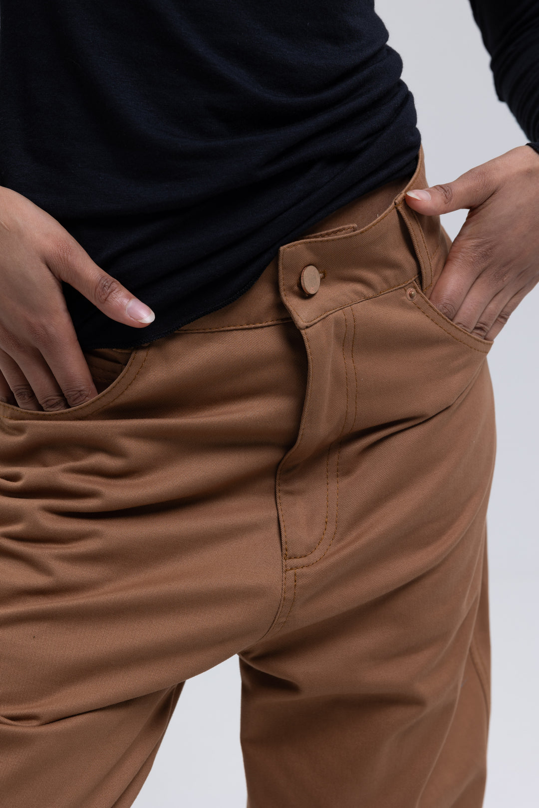 High-rise brown cotton pants detail