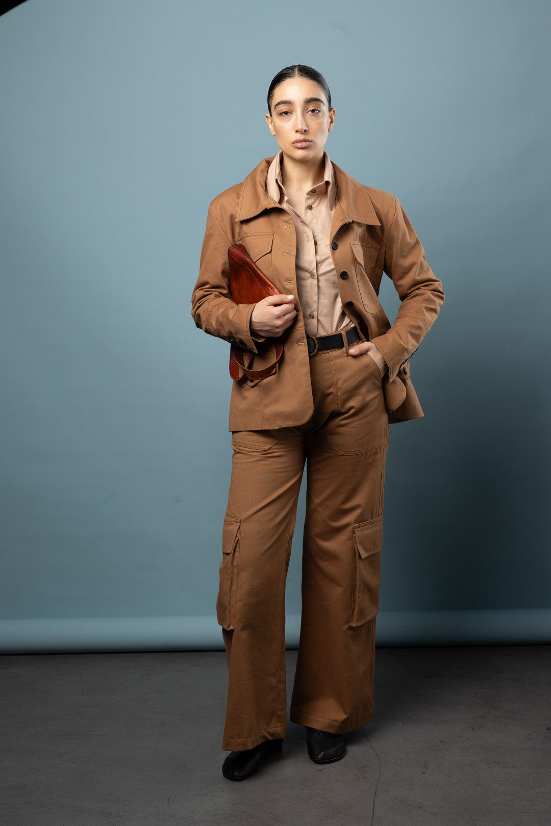 High-waisted brown cargo pants for women - Baleni