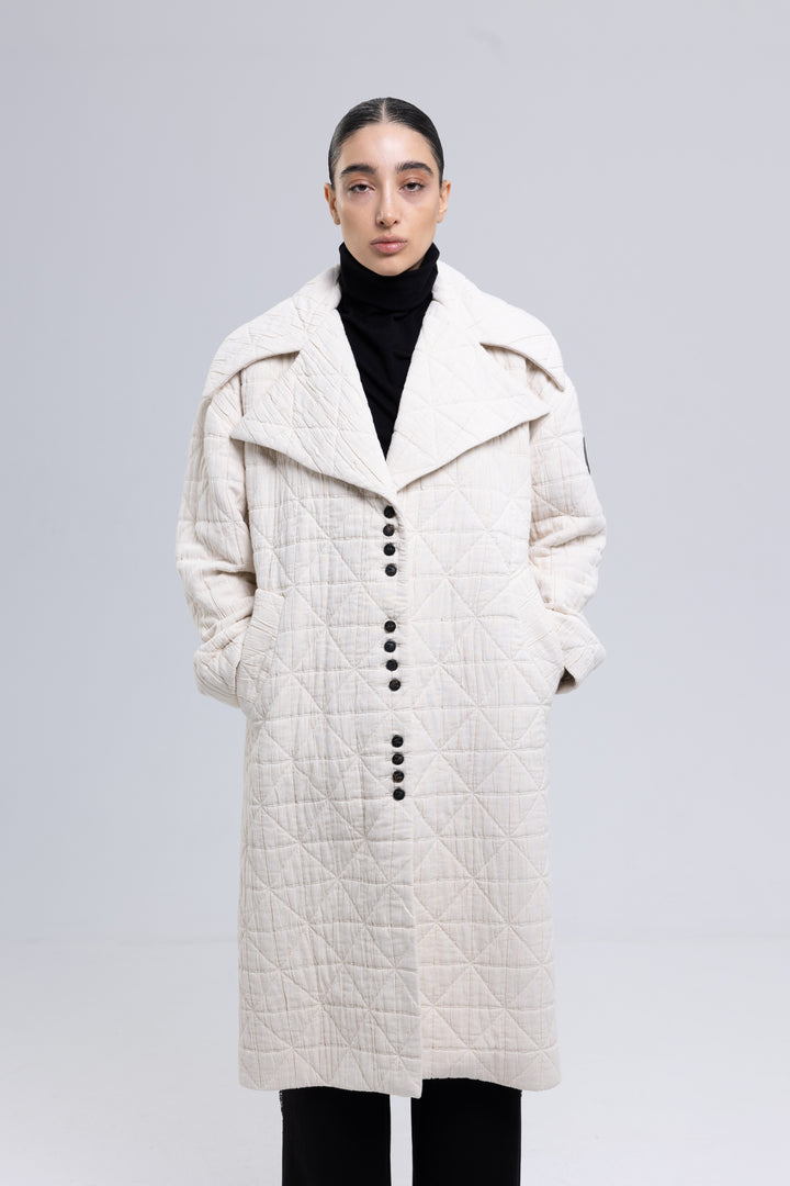 Off-white quilted cotton coat for women with large dramatic collar - Baleni