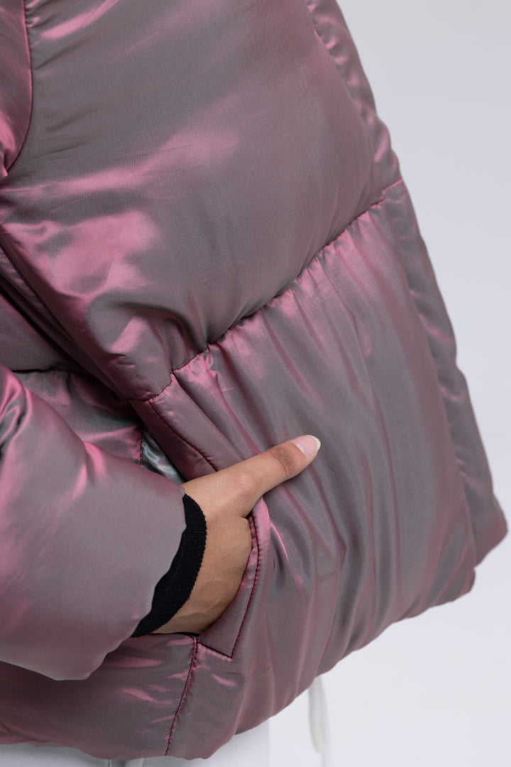 Two-tone twill fabric detail of a pink quilted puffer jacket with in-seam pocket - Baleni