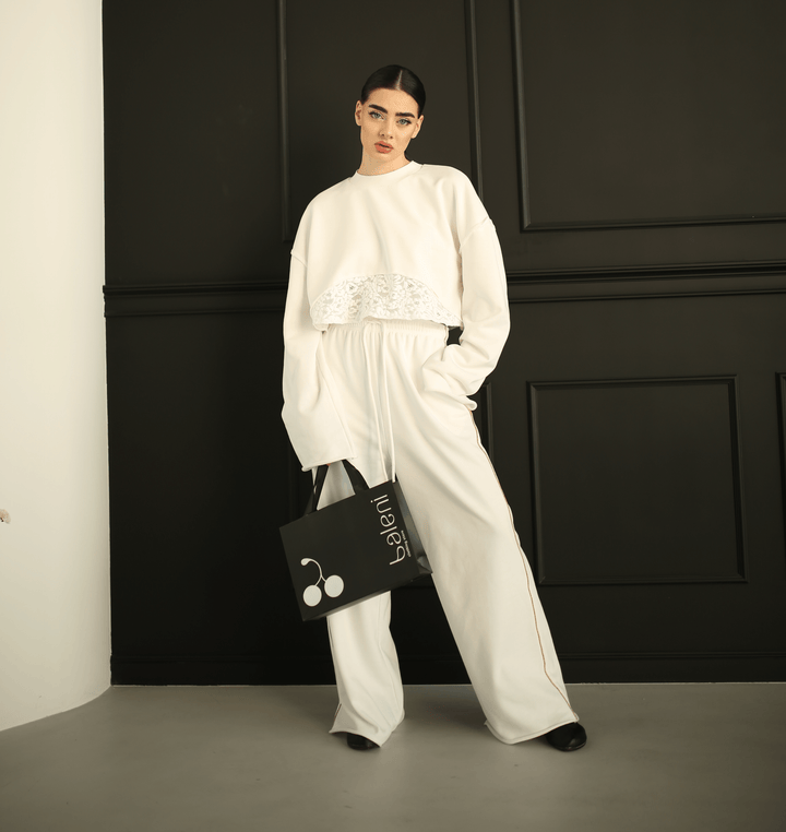White three-piece tracksuit for women with laced sweatshirt