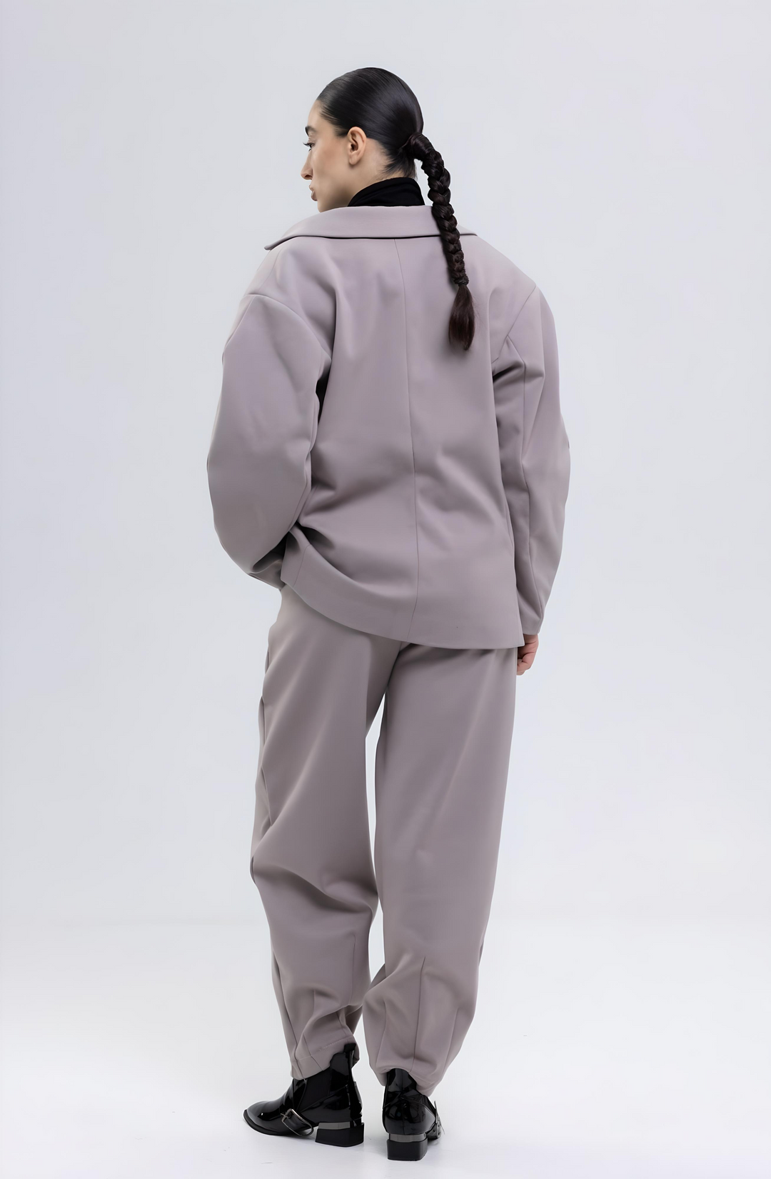 Mauve gray cotton blazer and high-waist trousers by Baleni